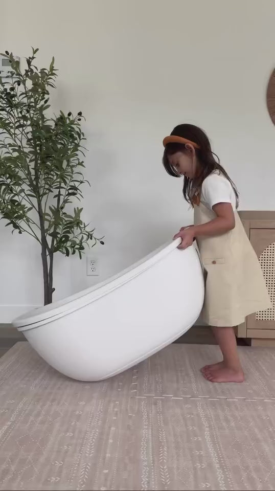 Video showing easy assembly of the Babu Bath by a child.